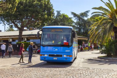 Desenzano del Garda, İtalya, 27 Nisan 2019. Otobüs şehir caddesinde gidiyor.