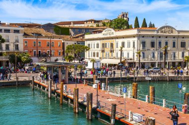 Desenzano del Garda, İtalya, 27 Nisan 2019. Garda Gölü ve feribot terminali dolgu