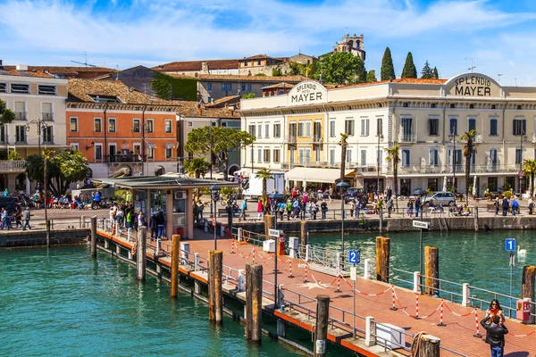 Desenzano Del Garda Itálie Dubna 2019 Nábřeží Jezera Garda Terminál — Stock fotografie