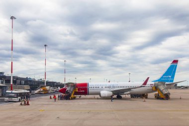 Verona, İtalya, 28 Nisan 2019 tarihinde. Aeroporto di Verona-Villafranca Uluslararası havaalanında uçakların ön uçuş hizmeti. Kalkış uçağının penceresinden bir görünüm. 