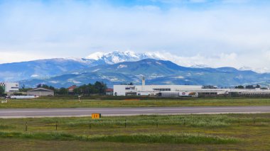 Verona, İtalya, 28 Nisan 2019 tarihinde. Aeroporto di Verona-Villafranca Uluslararası Havaalanı. Kalkış uçağının penceresinden bir görünüm. 