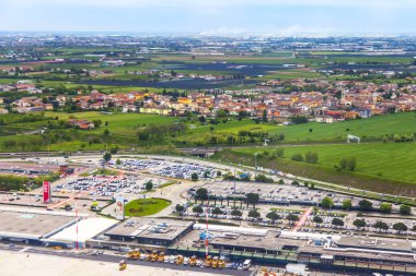 Verona, İtalya, 28 Nisan 2019 tarihinde. Kalkış uçağının penceresinden Aeroporto di Verona-Villafranca Uluslararası Havaalanı'nın görünümü