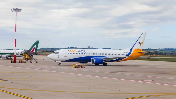 Verona Italy April 2019 Preflight Service Planes International Airport Aeroporto — Stock Photo, Image