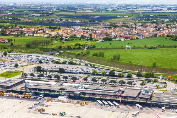 2019年4月28日 意大利维罗纳 从起飞飞机的窗口欣赏维罗纳 维拉弗兰卡航空公司的国际机场 — 图库照片