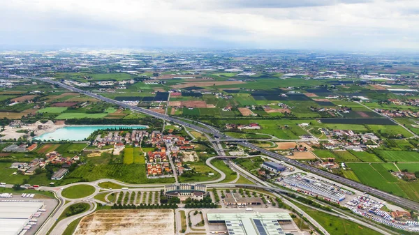 Zicht Het Landoppervlak Vanuit Een Raam Van Het Vliegtuig Dat — Stockfoto