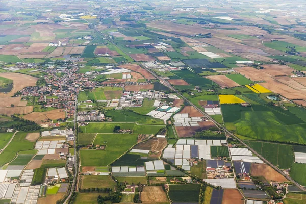 Zicht Het Landoppervlak Vanuit Een Raam Van Het Vliegtuig Dat — Stockfoto