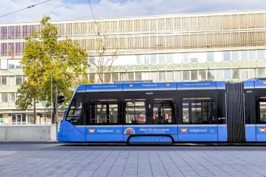 Münih, Almanya, on 14 Ağustos 2018. Modern tramvay şehir caddesinde devam ediyor.