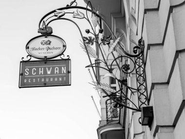 Münih, Almanya, on 16 Ağustos 2018. Eski şehirde güzel bir tabela eski geleneklerde idam