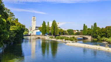 Münih, Almanya, on 14 Ağustos 2018. pitoresk Izar Nehri Dolgu 