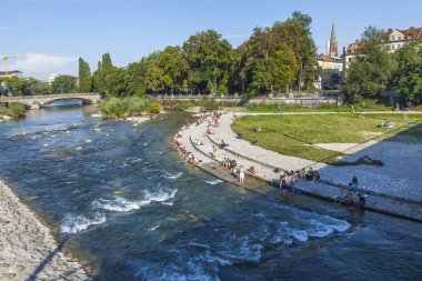 Münih, Almanya, on 14 Ağustos 2018. pitoresk Izar Nehri Dolgu 