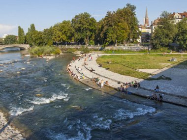 Münih, Almanya, on 14 Ağustos 2018. pitoresk Izar Nehri Dolgu 
