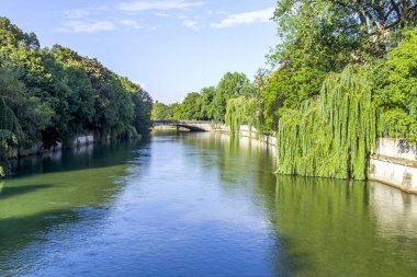 Münih, Almanya, on 14 Ağustos 2018. pitoresk Izar Nehri Dolgu 