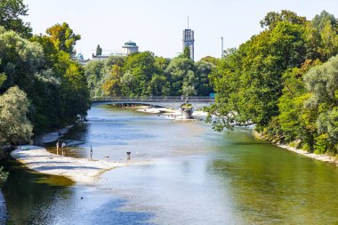 Münih, Almanya, on 14 Ağustos 2018. pitoresk Izar Nehri Dolgu 