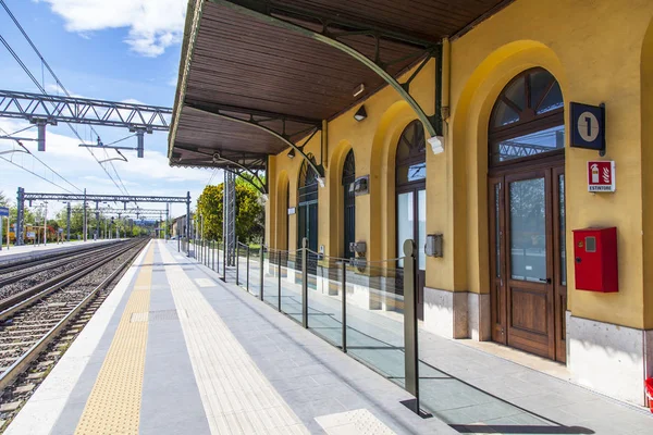 2019年4月27日 イタリアのデゼンツァーノ ガルダ 鉄道駅のプラットホーム — ストック写真