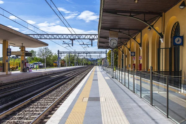 2019年4月27日 イタリアのデゼンツァーノ ガルダ 鉄道駅のプラットホーム — ストック写真