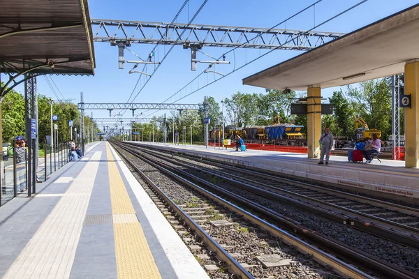 2019年4月27日 イタリアのデゼンツァーノ ガルダ 人々は駅で列車の到着を期待する — ストック写真