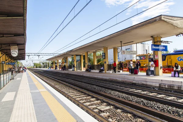 2019年4月27日 イタリアのデゼンツァーノ ガルダ 人々は駅で列車の到着を期待する — ストック写真