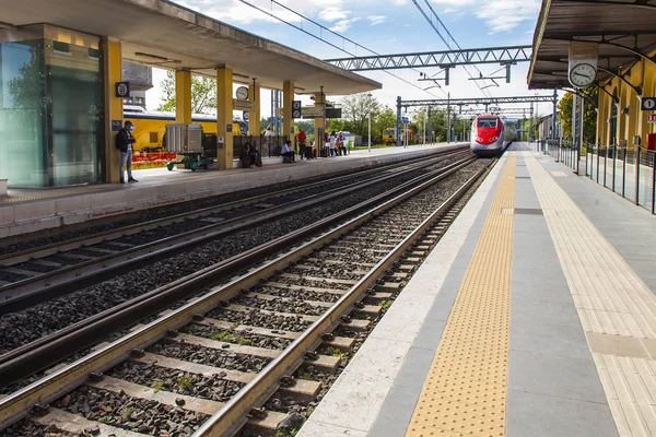 2019年4月27日 イタリアのデゼンツァーノ ガルダ 人々は駅で列車の到着を期待する — ストック写真