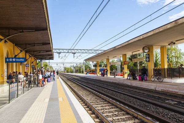 2019年4月27日 イタリアのデゼンツァーノ ガルダ 人々は駅で列車の到着を期待する — ストック写真