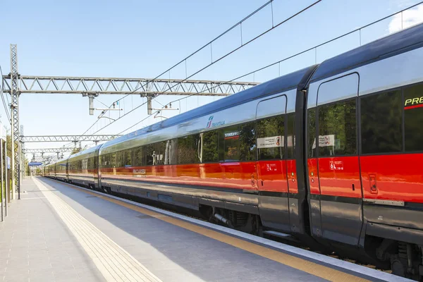 2019年4月27日 イタリアのデゼンツァーノ ガルダ 鉄道駅のプラットホーム近くの近代的な高速列車フレッチャローザ — ストック写真