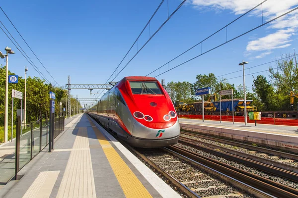 Desenzano Del Garda Italien Den April 2019 Den Moderna Höghastighetståg — Stockfoto