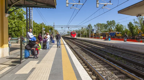 2019年4月27日 イタリアのデゼンツァーノ ガルダ 人々は駅で列車の到着を期待する — ストック写真