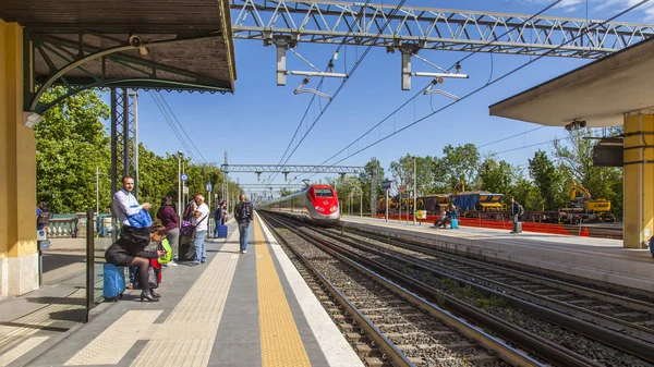 2019年4月27日 イタリアのデゼンツァーノ ガルダ 人々は駅で列車の到着を期待する — ストック写真