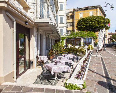 Desenzano del Garda, İtalya, 25 Nisan 2019. Pitoresk sokak kafe tabloları