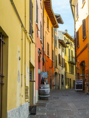 Desenzano del Garda, İtalya, 27 Nisan 2019. Kentsel görünüm. Kuzey İtalya'da şehir caddesinin geleneksel bir mimari kompleksi