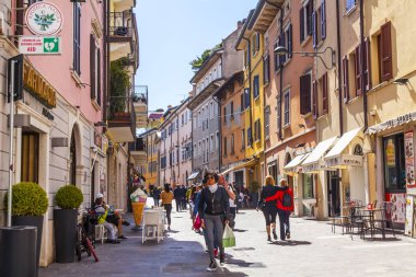 Desenzano del Garda, İtalya, 27 Nisan 2019. Kentsel görünüm. Kuzey İtalya'da şehir caddesinin geleneksel bir mimari kompleksi