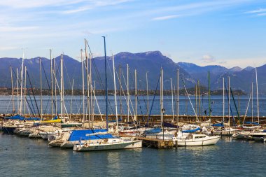 Desenzano del Garda, İtalya, 27 Nisan 2019. Tekneler Garda Gölü'nün setyakınında demirledi.