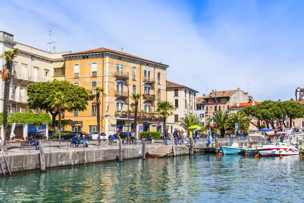 Desenzano Del Garda Włochy Kwietnia 2019 Kompleks Architektoniczny Nasypu Jeziora — Zdjęcie stockowe