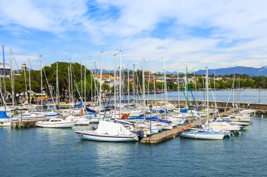 Desenzano del Garda, İtalya, 27 Nisan 2019. Tekneler Garda Gölü'nün setyakınında demirledi.