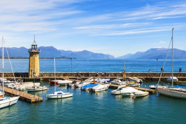 Desenzano del Garda, İtalya, 27 Nisan 2019. Tekneler Garda Gölü'nün setyakınında demirledi.