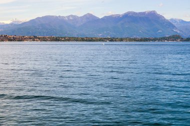 Garda Gölü'nün ve dağlık sahilin manzara manzarası