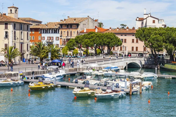 Desenzano Del Garda Italia Abril 2019 Complejo Arquitectónico Del Terraplén —  Fotos de Stock