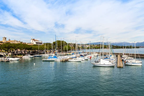 Desenzano Del Garda Italië April 2019 Boten Zijn Afgemeerd Buurt — Stockfoto