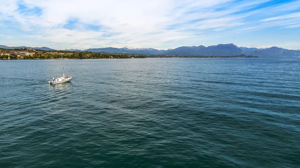 Vyhlídkový Pohled Jezero Garda Horské Pobřeží Dálce — Stock fotografie