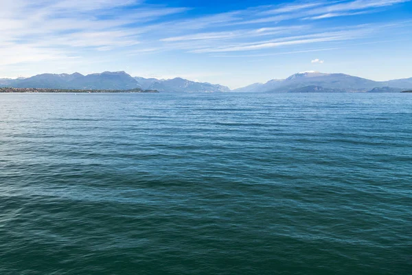 Vyhlídkový Pohled Jezero Garda Horské Pobřeží Dálce — Stock fotografie