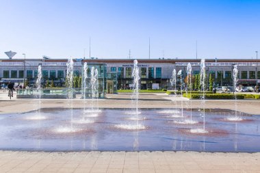 Verona, İtalya, 27 Nisan 2019 tarihinde. Tren istasyonu ve istasyon meydanının inşası