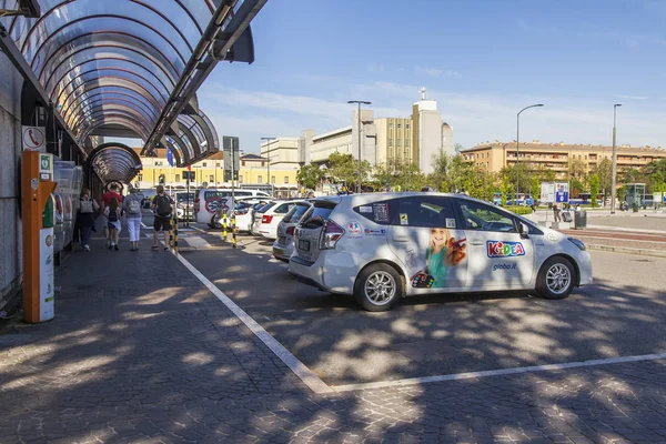 Verona Itálie Dubna 2019 Taxi Vchodu Budovy Nádraží — Stock fotografie