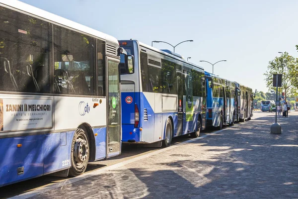 Verona Italia Abril 2019 Estación Autobuses Los Autobuses Esperan Los —  Fotos de Stock