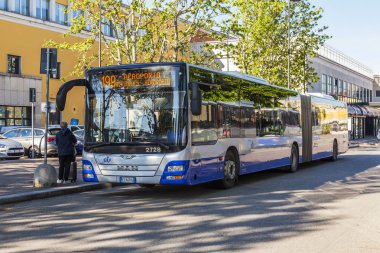 Verona, İtalya, 27 Nisan 2019 tarihinde. Şehir otogarı. Havaalanına servis yolcuları bekliyor