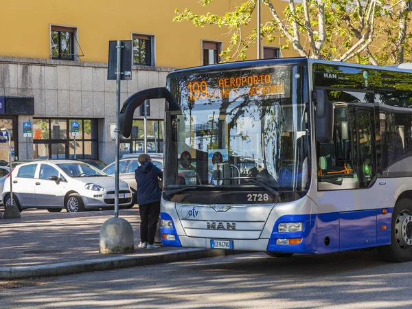 Verona Itálie Dubna 2019 Městské Autobusové Nádraží Raketoplán Letiště Čeká — Stock fotografie