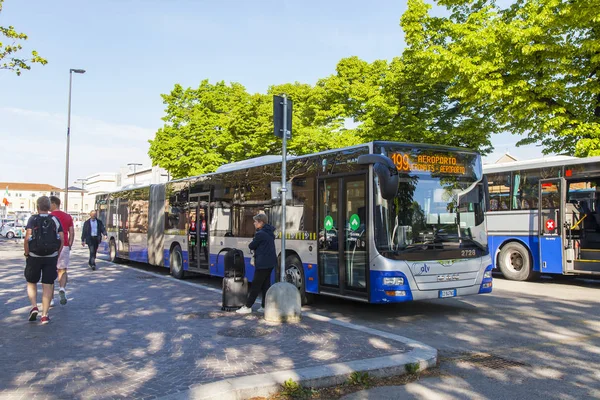 Верона Італія Квітня 2019 Автобусна Зупинка Міста Трансфер Аеропорт Чекає — стокове фото