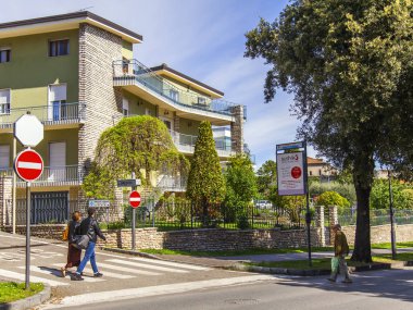 Desenzano del Garda, İtalya, 27 Nisan 2019. Kentsel görünüm. Modern mimari komplekse sahip cadde