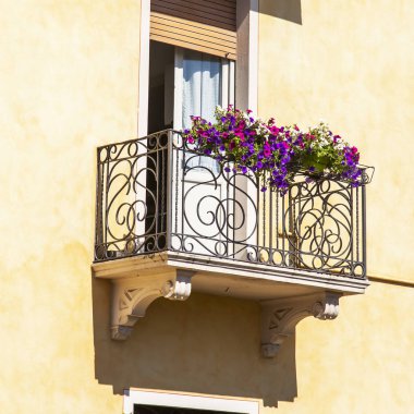 Desenzano del Garda, İtalya, 27 Nisan 2019. İtalya'nın kuzey kesiminde tipik binanın bir cephe parçası