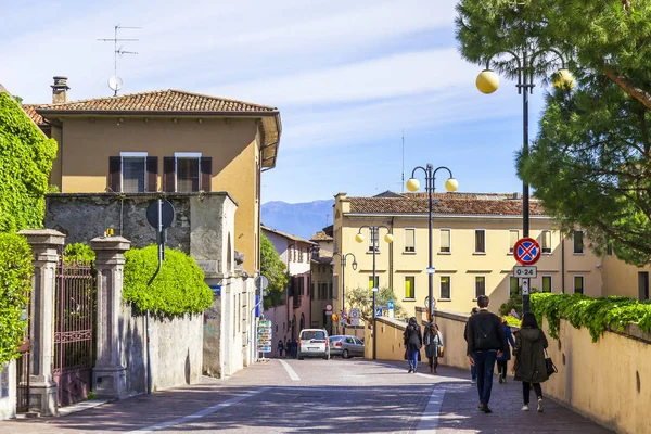 Desenzano Del Garda Italië April 2019 Uitzicht Stad Straat Met — Stockfoto