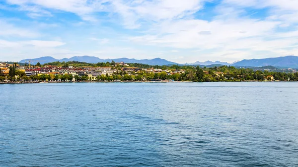 Vista Panorámica Del Lago Garda Ciudad Tierra Lejos —  Fotos de Stock