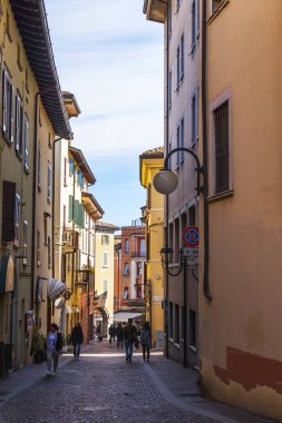 Desenzano del Garda, İtalya, 27 Nisan 2019. Kentsel görünüm. Kuzey İtalya'da şehir caddesinin geleneksel bir mimari kompleksi